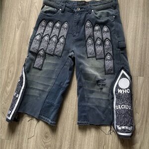 Who decides war arch patch shorts